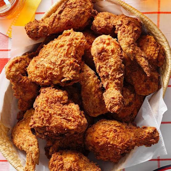 Keranjang penuh ayam goreng renyah