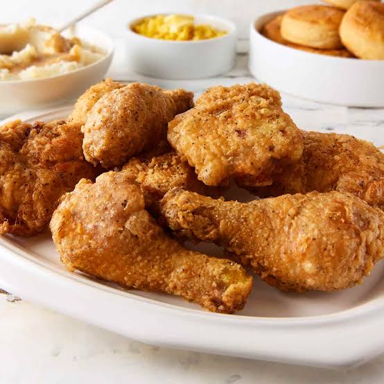 Ayam goreng klasik di piring